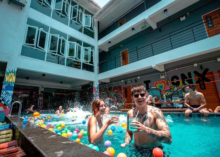 Hotel near College: Mad Monkey Chiang Mai