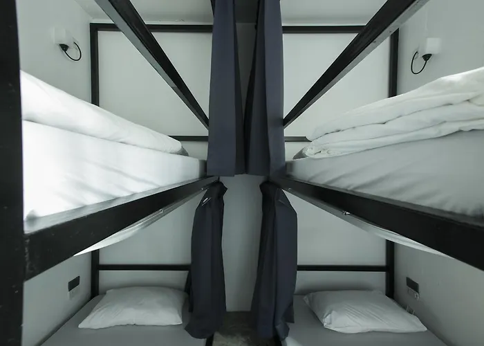 The Hostels Pause